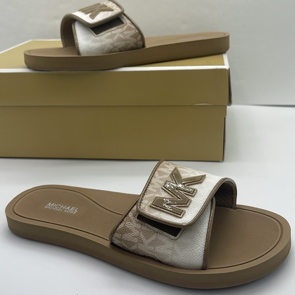 Michael Kors Slide Logo Sandals Palmer Ombré Signature
Husk 
NWT - Picture 16 of 16